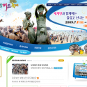 우는 아이 앞에서 춤추는 엄마